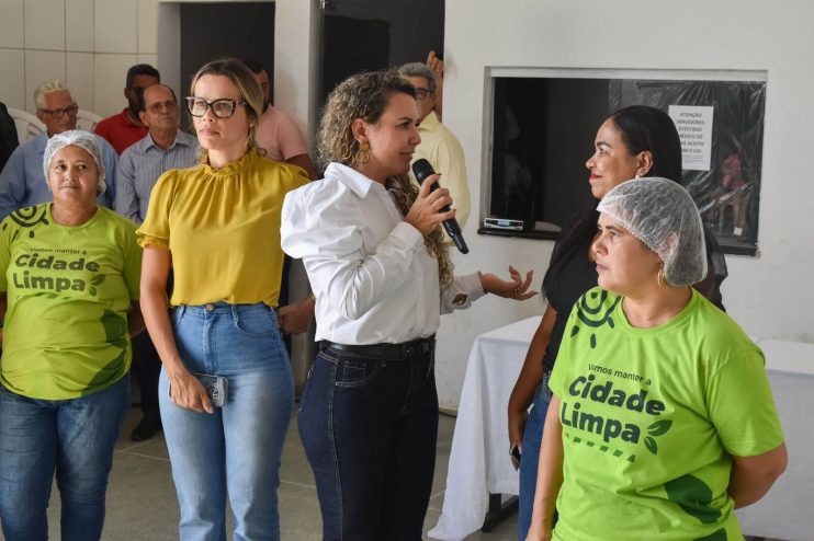Prefeita Cordélia Torres comemora Dia da Mulher com garis em Eunápolis 15