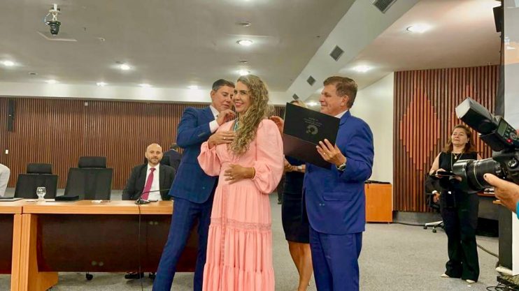Prefeita Cordélia Torres recebe medalha do Tribunal de Justiça da BA pelo sucesso do programa Escritura Legal (REURB) em Eunápolis 12
