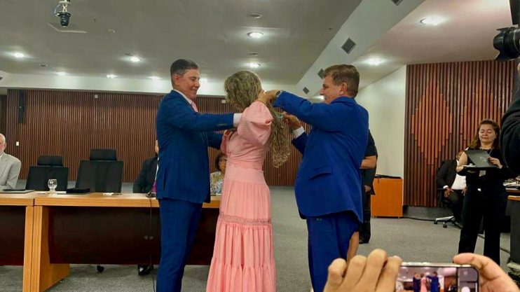 Prefeita Cordélia Torres recebe medalha do Tribunal de Justiça da BA pelo sucesso do programa Escritura Legal (REURB) em Eunápolis 32