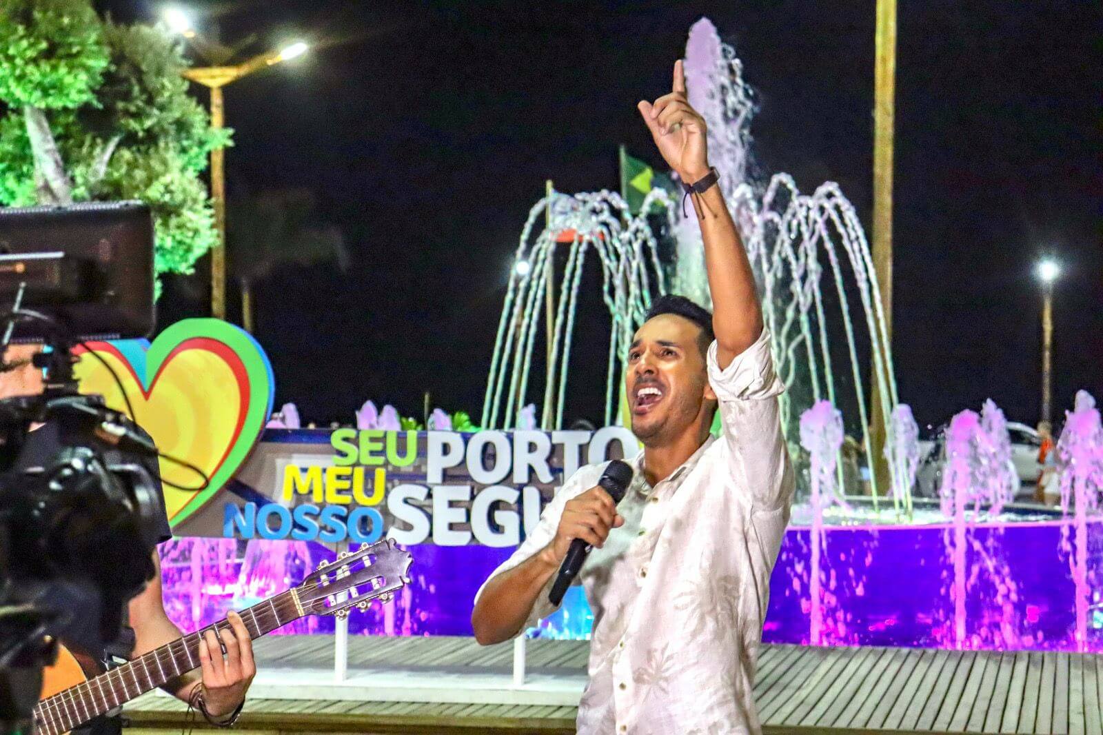 Cantor Marcos Val faz participação no Programa Band Verão 24