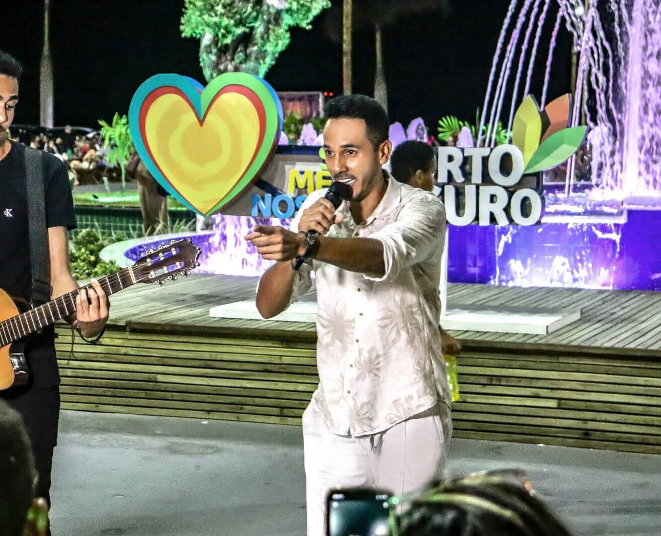 Cantor Marcos Val faz participação no Programa Band Verão 22