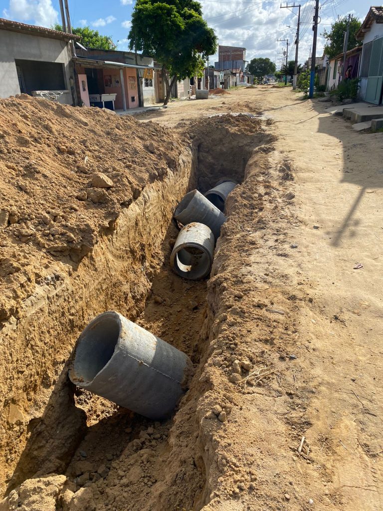 Secretário de Infraestrutura visita obras de drenagem e pavimentação na Rua Santo Antônio em Barrolândia 23