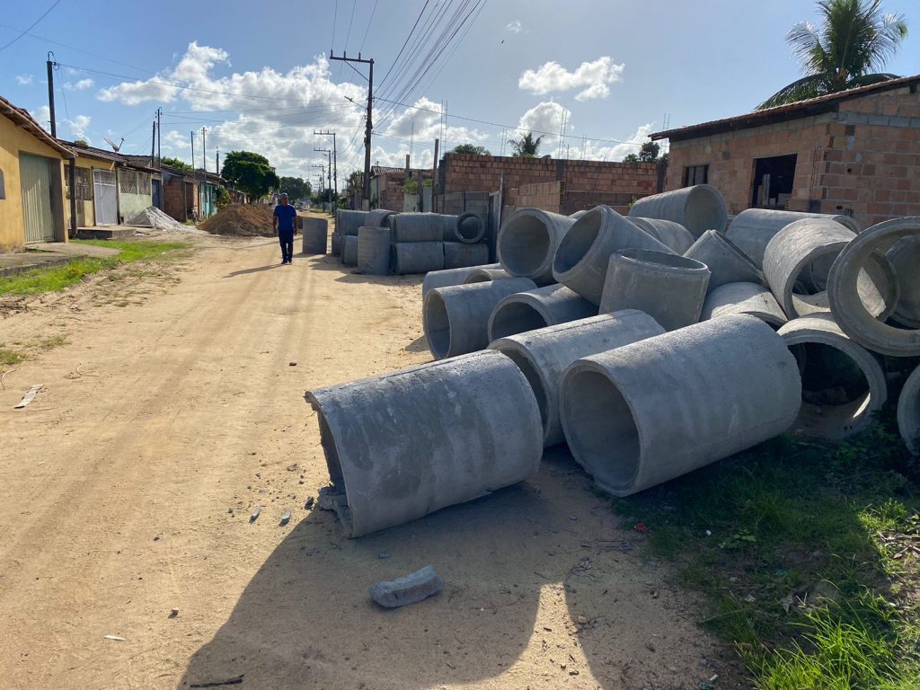 Secretário de Infraestrutura visita obras de drenagem e pavimentação na Rua Santo Antônio em Barrolândia 22