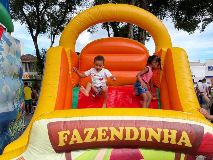 3ª edição da Rua da Alegria recebe centenas de famílias para dia de lazer na Praça do Pequi 16