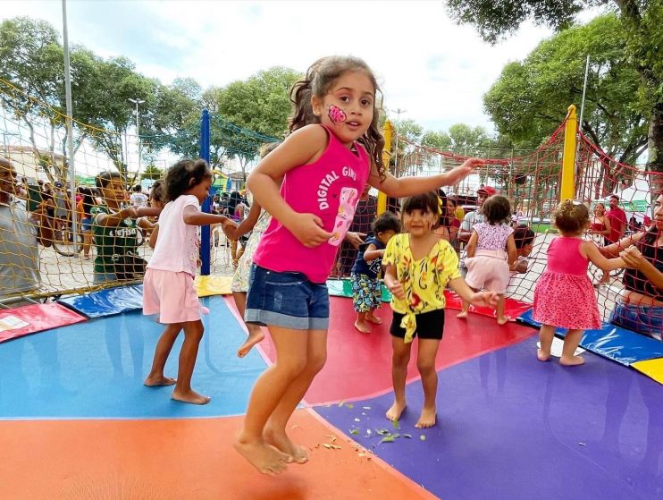 3ª edição da Rua da Alegria recebe centenas de famílias para dia de lazer na Praça do Pequi 13