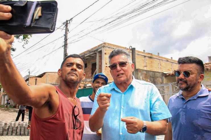 Sábado de trabalho: prefeito Jânio Natal visita obras de pavimentação nos bairros 12