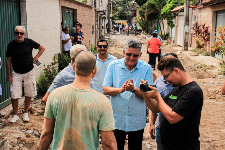 Sábado de trabalho: prefeito Jânio Natal visita obras de pavimentação nos bairros 14