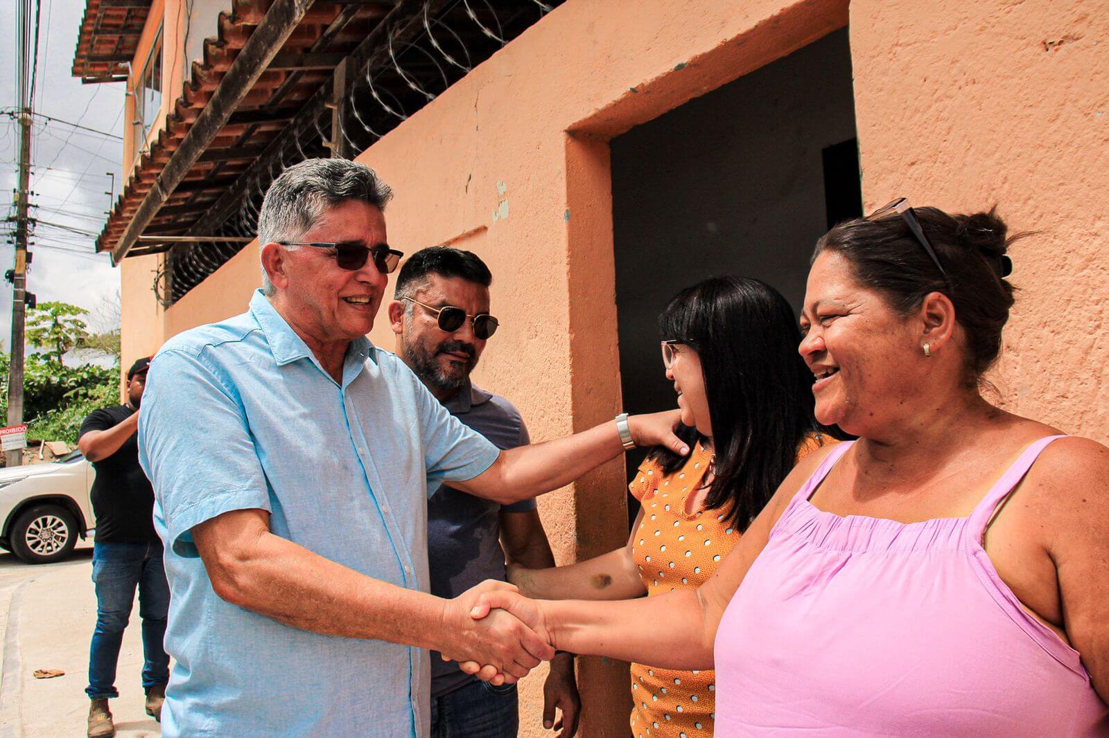 Sábado de trabalho: prefeito Jânio Natal visita obras de pavimentação nos bairros 17