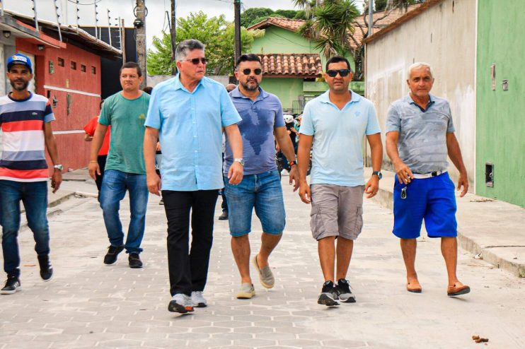 Sábado de trabalho: prefeito Jânio Natal visita obras de pavimentação nos bairros 4
