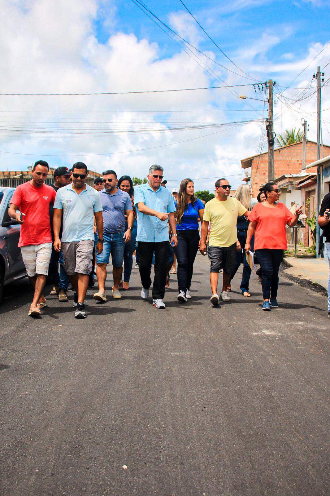 Sábado de trabalho: prefeito Jânio Natal visita obras de pavimentação nos bairros 13