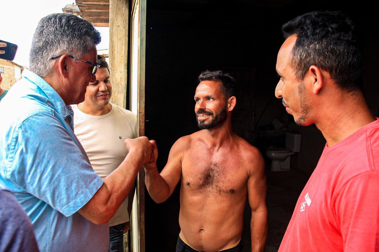 Sábado de trabalho: prefeito Jânio Natal visita obras de pavimentação nos bairros 15