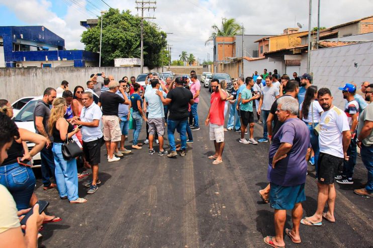 Sábado de trabalho: prefeito Jânio Natal visita obras de pavimentação nos bairros 30