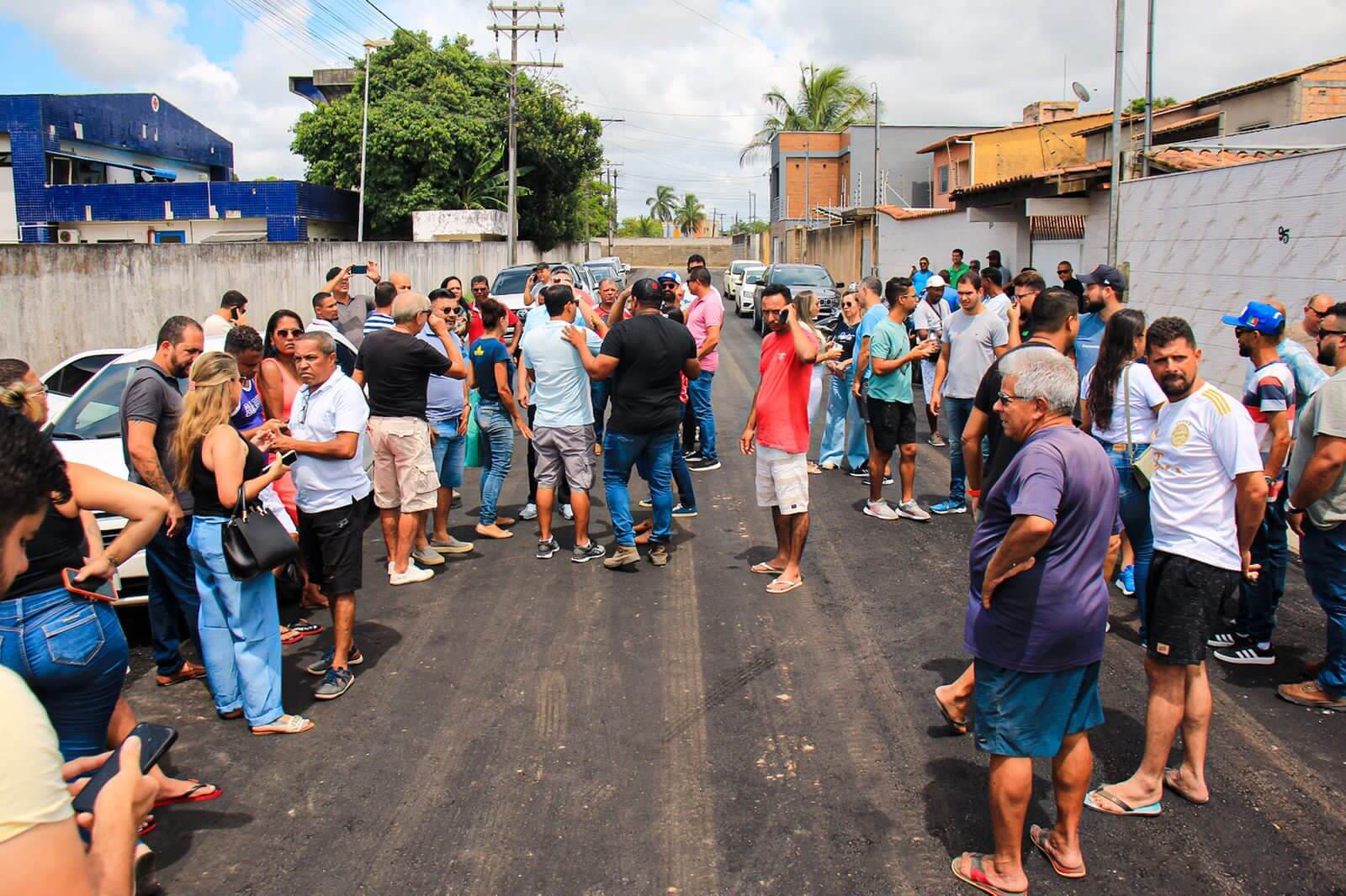 Sábado de trabalho: prefeito Jânio Natal visita obras de pavimentação nos bairros 14