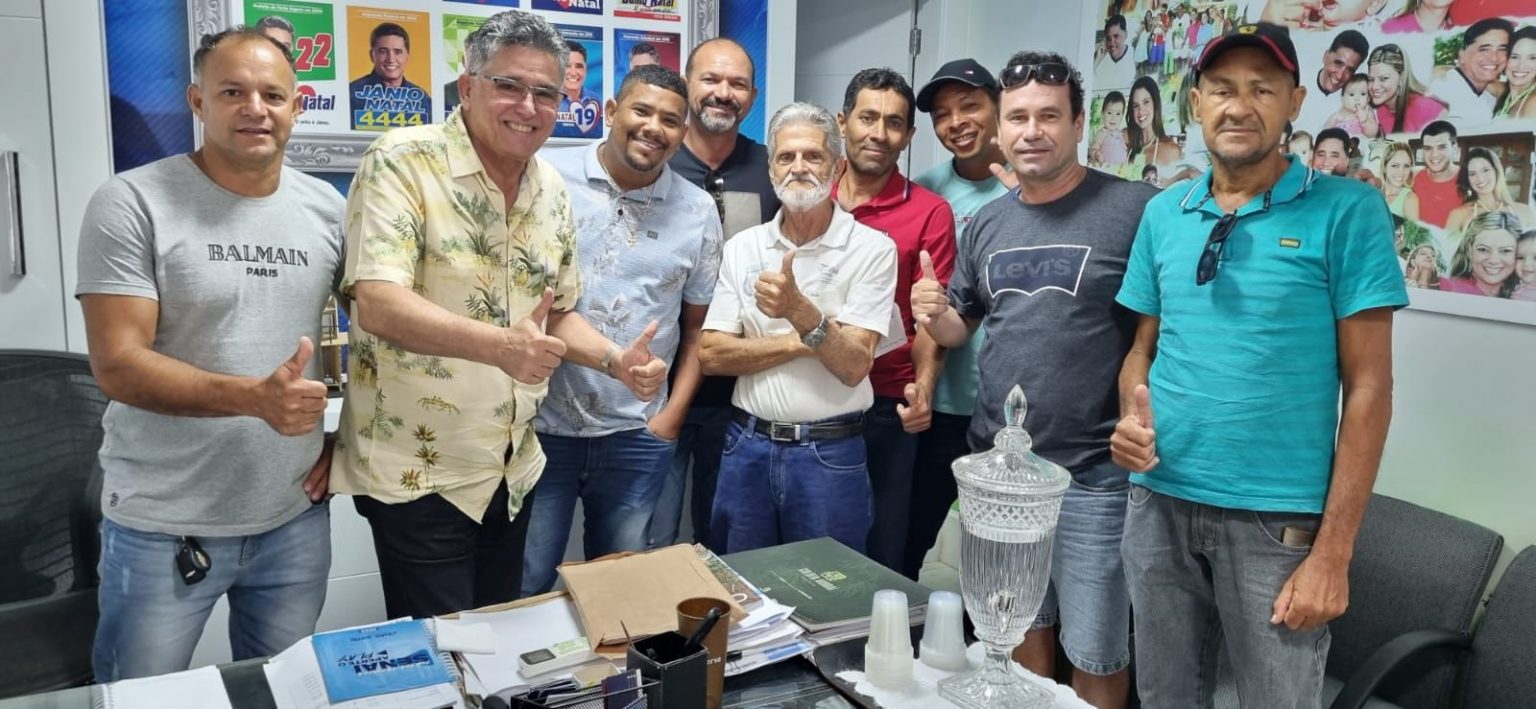 Prefeito de Porto Seguro se reúne com taxistas e vanzeiros do Arraial d’Ajuda Prefeito de Porto Seguro se reúne com taxistas e vanzeiros do Arraial d’Ajuda 12