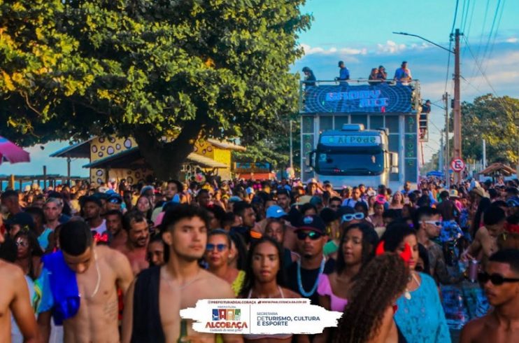 Arrastão com Groovaii leva multidão no terceiro dia de Carnaval pela orla de Alcobaça 10