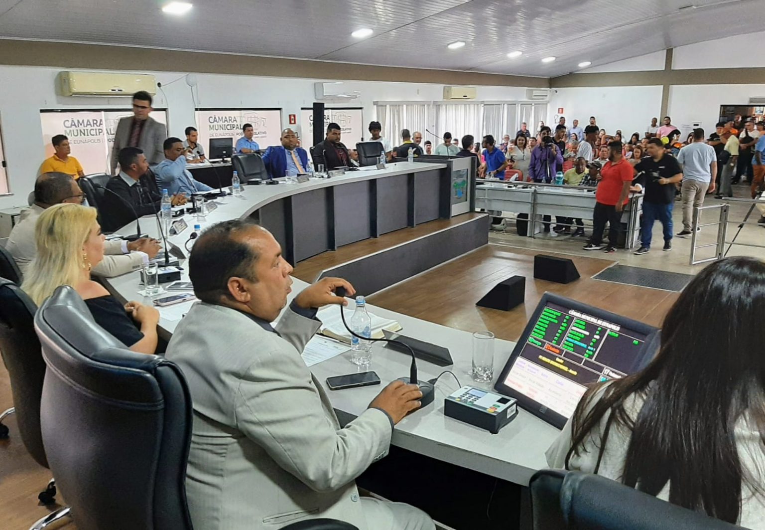 Câmara de Eunápolis aprova atendimento prioritário a profissionais contábeis Câmara de Eunápolis aprova atendimento prioritário a profissionais contábeis 8