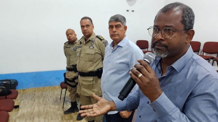 Reunião entre Prefeitura, Polícia Militar e diretores discute segurança nas escolas municipais de Cabrália 7