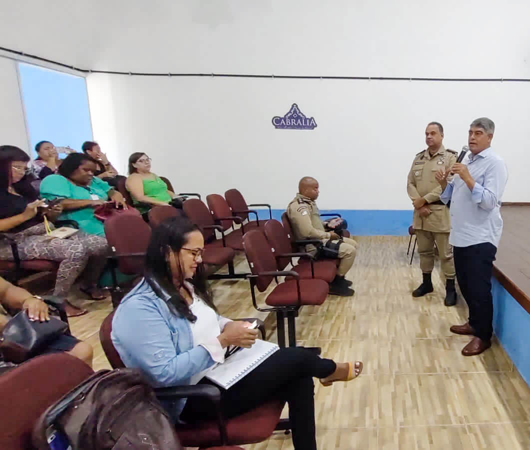 Reunião entre Prefeitura, Polícia Militar e diretores discute segurança nas escolas municipais de Cabrália 40