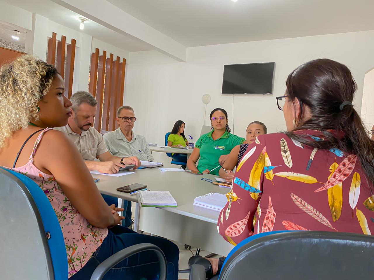 Prefeitura de Eunápolis reúne membros de secretarias para discutir Política de Resíduos Sólidos 7