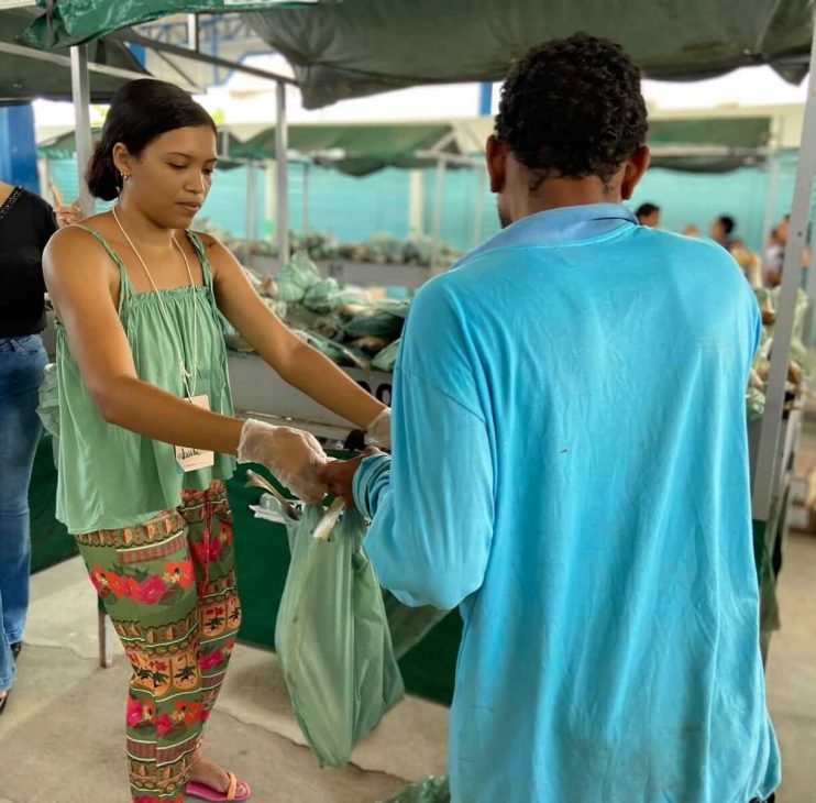 Governo de Itagimirim mantém a tradição e distribui mais de 4 toneladas de peixe para a população 13