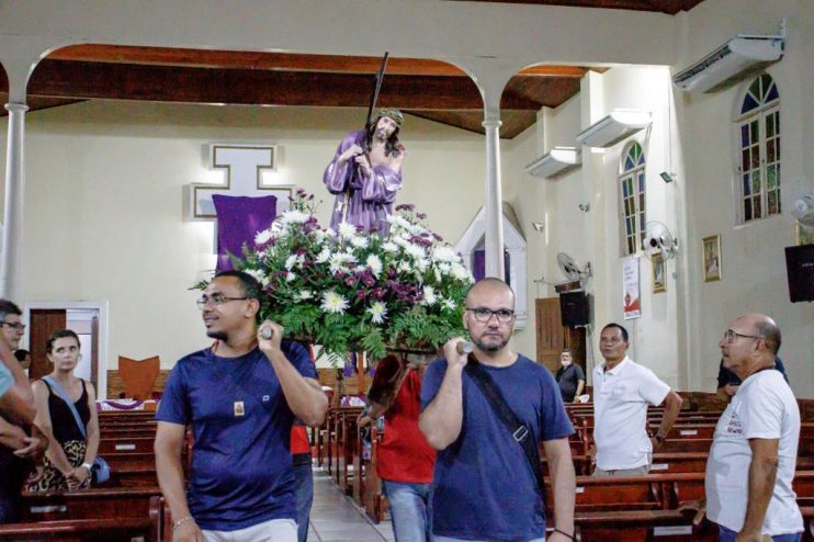 PROCISSÃO DO ENCONTRO REÚNE CENTENAS DE CATÓLICOS 13