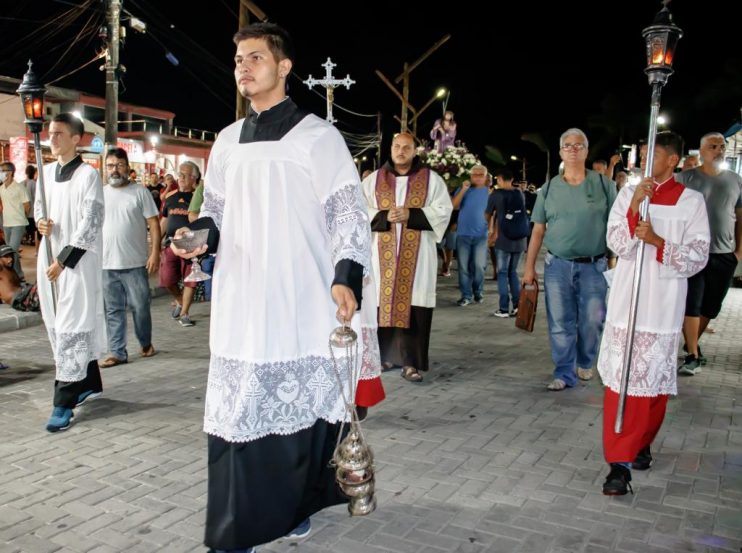 PROCISSÃO DO ENCONTRO REÚNE CENTENAS DE CATÓLICOS 13