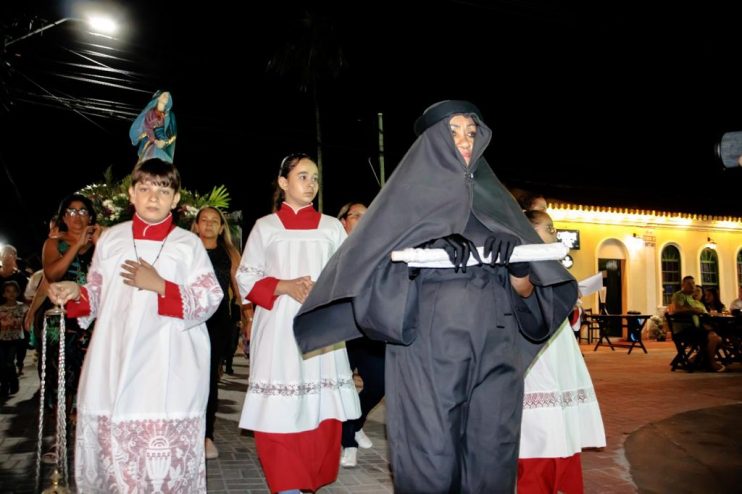 PROCISSÃO DO ENCONTRO REÚNE CENTENAS DE CATÓLICOS 14