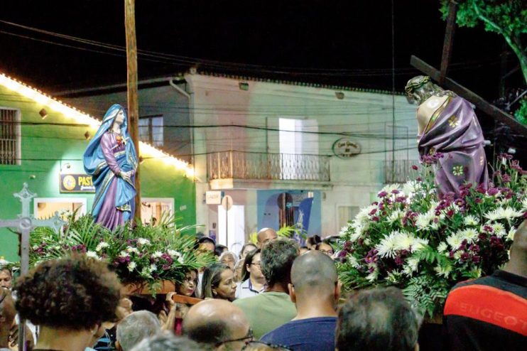 PROCISSÃO DO ENCONTRO REÚNE CENTENAS DE CATÓLICOS 17