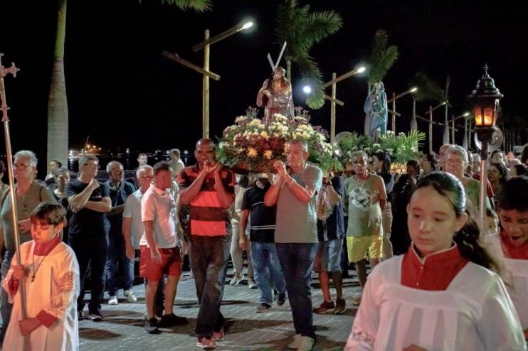 PROCISSÃO DO ENCONTRO REÚNE CENTENAS DE CATÓLICOS 10