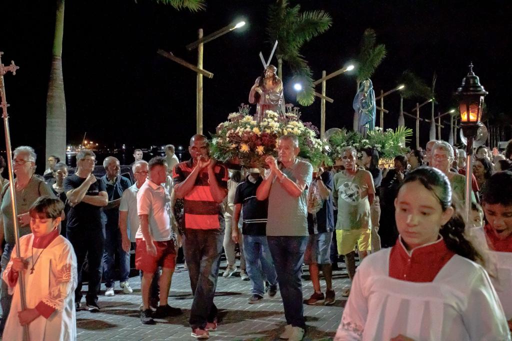 PROCISSÃO DO ENCONTRO REÚNE CENTENAS DE CATÓLICOS 7