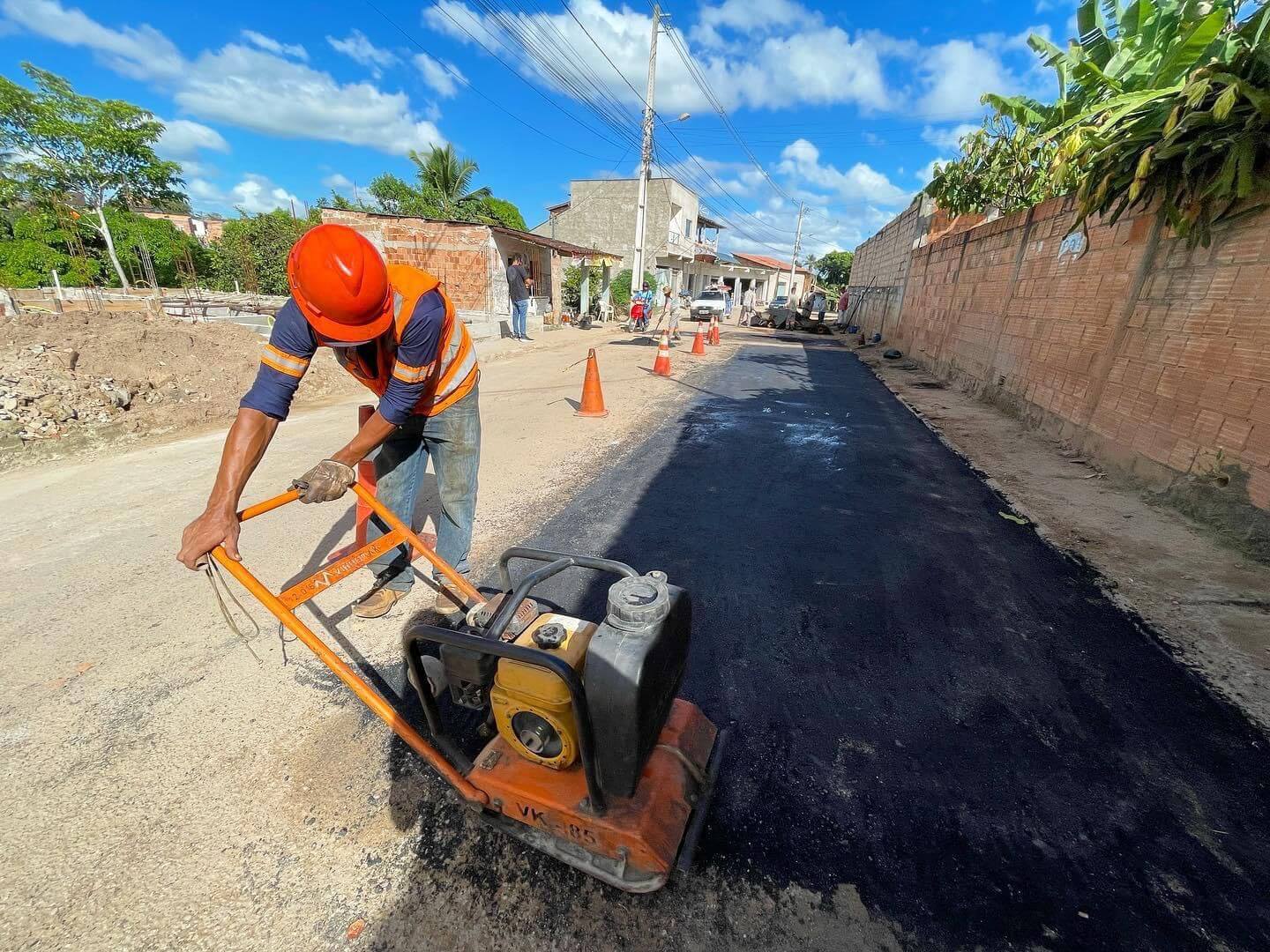 Operação Tapa-buracos recupera mais de 35 mil metros² de ruas em Eunápolis 20