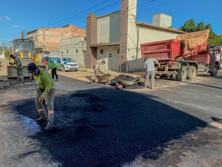 Operação Tapa-buracos recupera mais de 35 mil metros² de ruas em Eunápolis 22