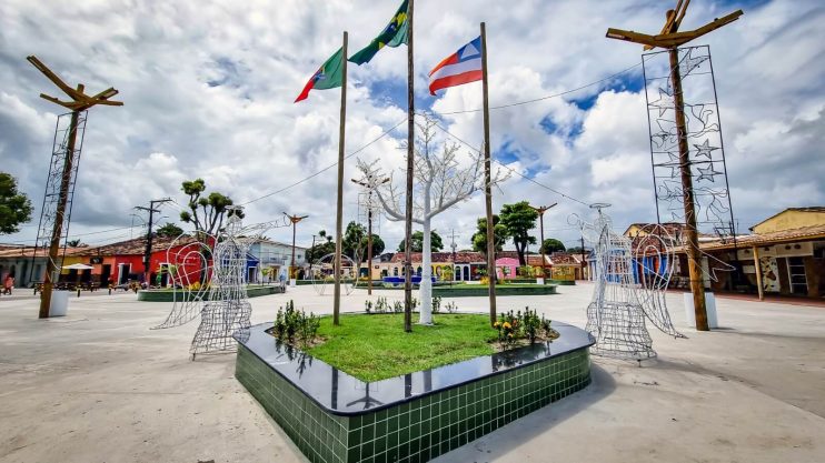 PRAÇA DA BANDEIRA GANHA O NOME RAIMUNDO COSTA SAMPAIO 13