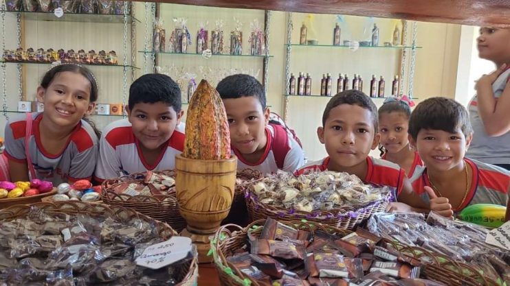 Educação leva turma da rede municipal para conhecer fábrica de chocolates 12