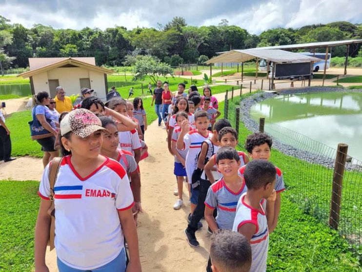 Educação leva turma da rede municipal para conhecer fábrica de chocolates 11