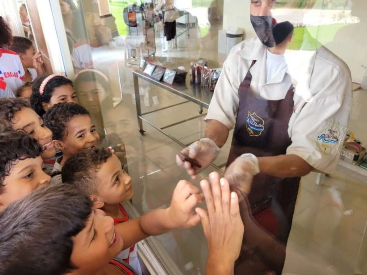 Educação leva turma da rede municipal para conhecer fábrica de chocolates 12