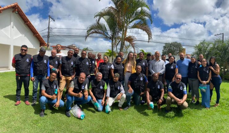 Prefeita Cordélia Torres entrega kits com colete de identificação para vigilantes em Eunápolis 15