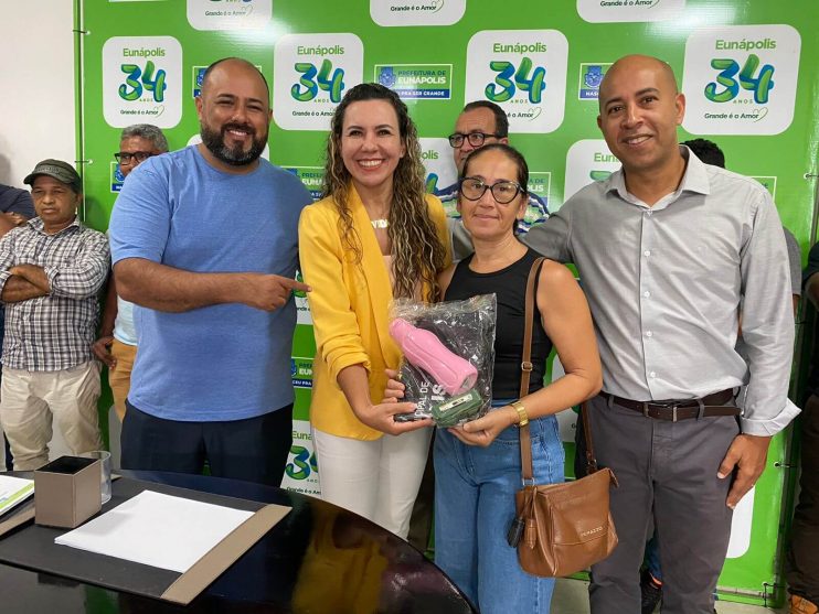 Prefeita Cordélia Torres entrega kits com colete de identificação para vigilantes em Eunápolis 14