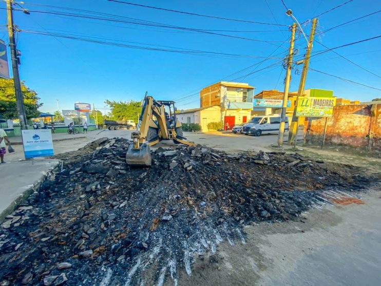 Prefeita Cordélia Torres assina ordens de serviço para pavimentação de 10 mil metros quadrados de ruas do Juca Rosa 17