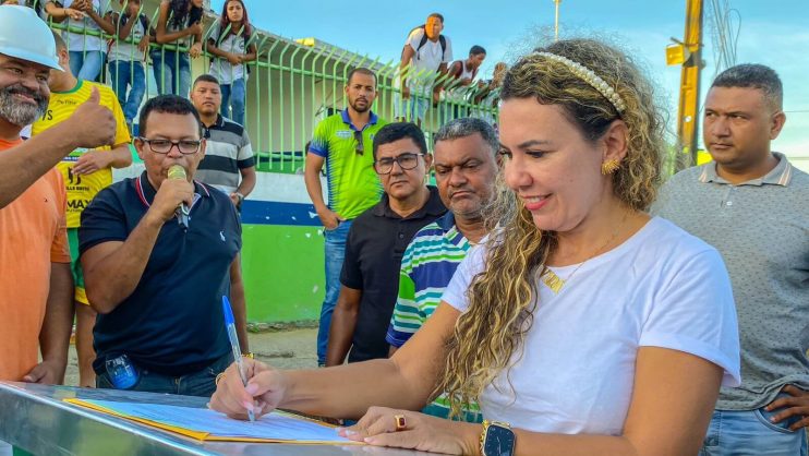 Prefeita Cordélia Torres assina ordens de serviço para pavimentação de 10 mil metros quadrados de ruas do Juca Rosa 13