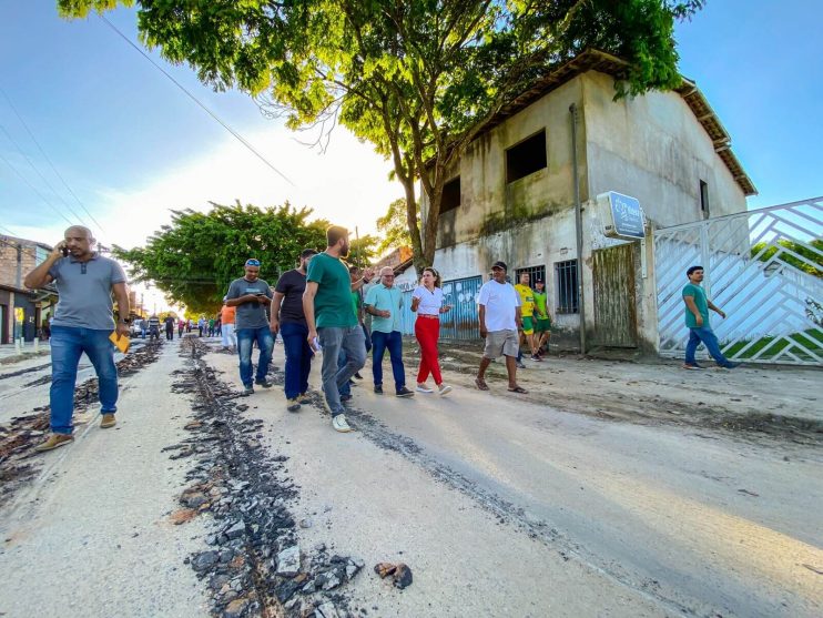 Prefeita Cordélia Torres assina ordens de serviço para pavimentação de 10 mil metros quadrados de ruas do Juca Rosa 12