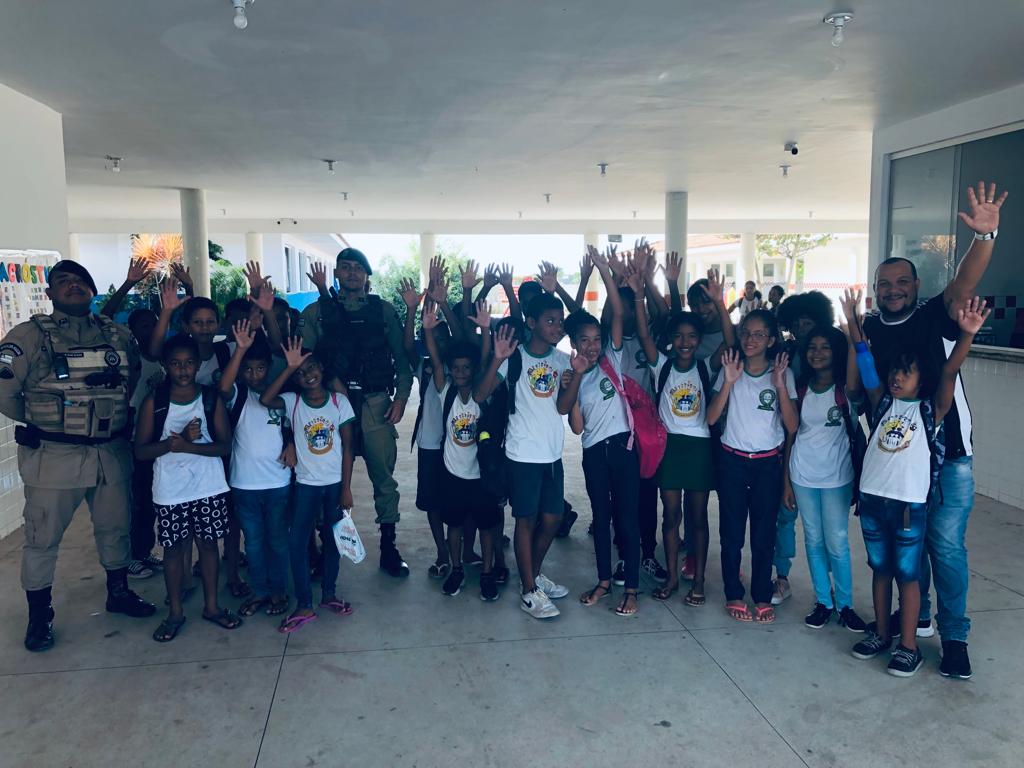 RONDAS NAS ESCOLAS – ALUNOS RECEPCIONAM POLICIAIS MILITARES 7