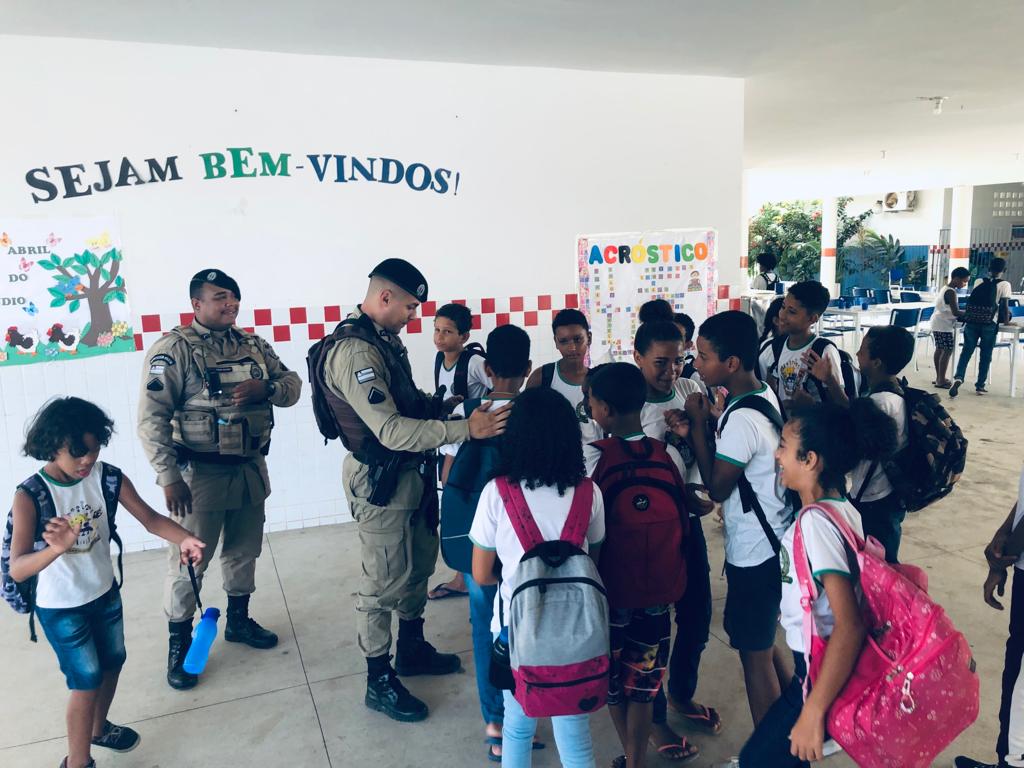 RONDAS NAS ESCOLAS – ALUNOS RECEPCIONAM POLICIAIS MILITARES 6