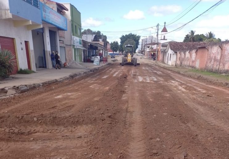 Eunápolis: serviço de pavimentação asfáltica começa a ser executado em ruas do Juca Rosa 7