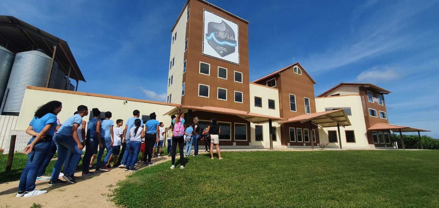 Crianças especiais da rede municipal de Eunápolis visitam fábrica de chocolates 12