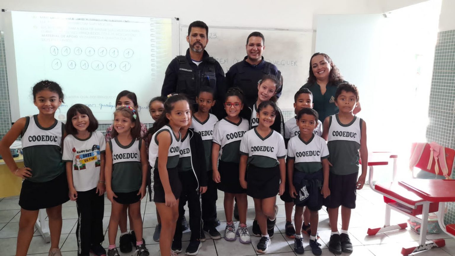 Prefeita Cordélia Torres determina presença da GCM nas escolas para garantir segurança dos estudantes em Eunápolis Prefeita Cordélia Torres determina presença da GCM nas escolas para garantir segurança dos estudantes em Eunápolis 10