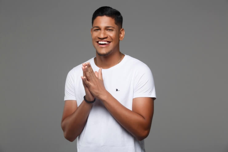 DONO DE HITS DE LÉO SANTANA E MARI FERNANDEZ, ADRIEL LANÇA CARREIRA DE CANTOR 4