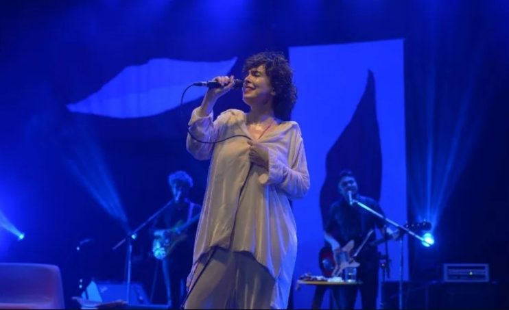 Adriana Calcanhotto mostra seios durante show em Salvador; veja fotos 4