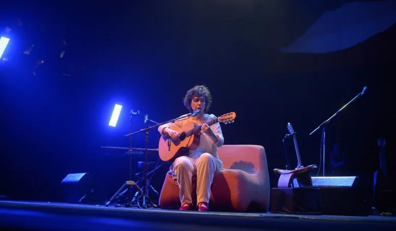 Adriana Calcanhotto mostra seios durante show em Salvador; veja fotos 6