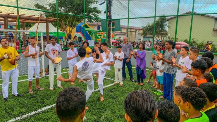 Prefeita Cordélia Torres realiza sonho da população do Parque da Renovação com entrega de quadra esportiva 32